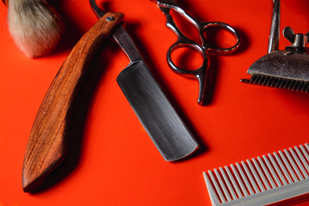 Ferramentas de barbeiro velho em uma bela superfície antiga Lava Lush. Uma lâmina de barbear, escova de barbear, pente, tesoura de cabeleireiro e um clipper
 - Foto, Imagem