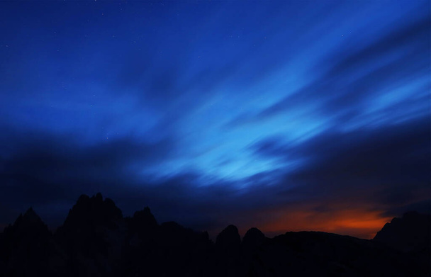 Νυχτερινός ουρανός πάνω από τους Δολομίτες, Ιταλία, Ευρώπη. Πυροβολισμός κατά την έκθεση - Φωτογραφία, εικόνα