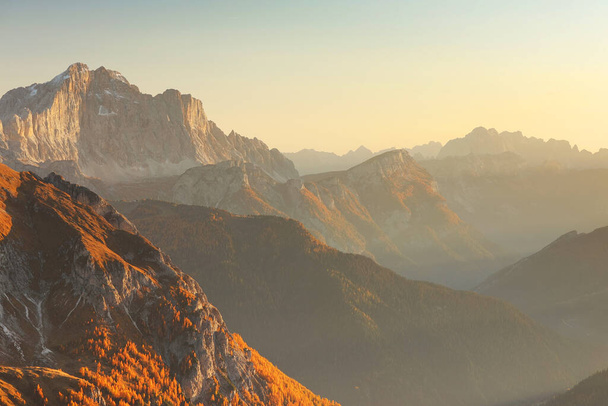 Ciepłe światło zachodu słońca nad Dolomitami, Włochy, Europa - Zdjęcie, obraz