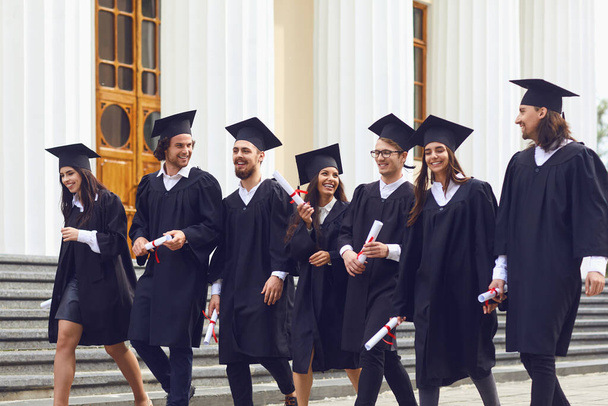 Group of students graduates go against the university college. - Zdjęcie, obraz