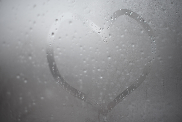 Sydän on maalattu sumutettuun lasiin talvella - Valokuva, kuva