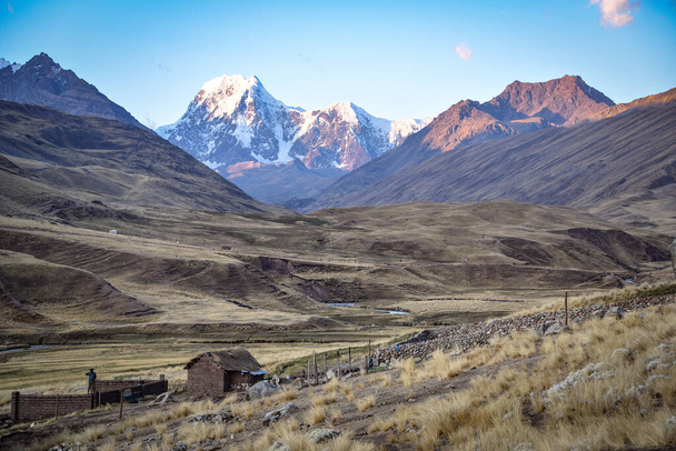 Потрясающие горные ландшафты Анд в долине Чилка. Куско, Перу - Фото, изображение