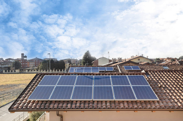 Solární panel na červené střeše - Fotografie, Obrázek