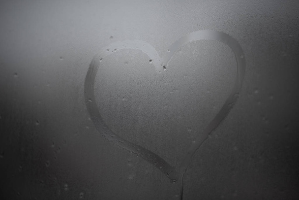 Kalp kışın sisli camlara boyanır. - Fotoğraf, Görsel