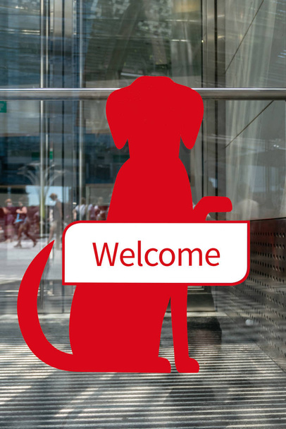 Cães sinal de boas-vindas fora loja
 - Foto, Imagem