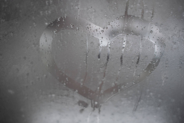 Серце намальовано на підвішеному склі взимку
 - Фото, зображення