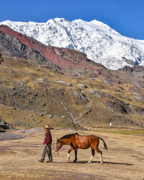 Geleneksel Keçuva elbiseli atlılar And Dağları 'ndan geçen patikaları takip ediyorlar. Cusco, Peru - Fotoğraf, Görsel