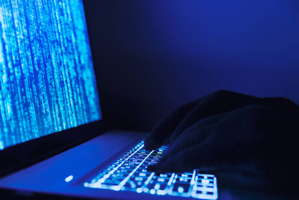 Хакер краде інформацію за допомогою ноутбука.  - Фото, зображення