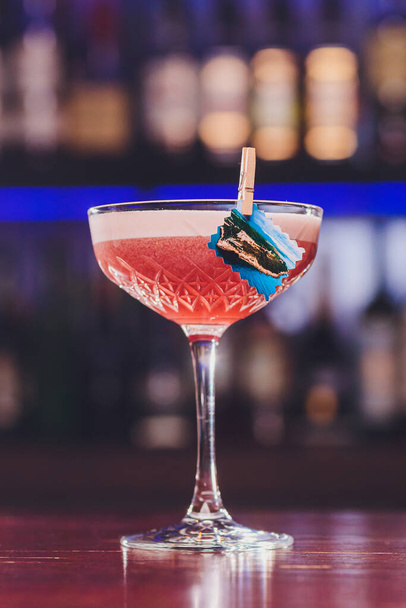 margarita cocktail drink closeup served cold in bar and casino. - Zdjęcie, obraz