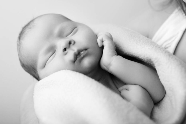 Adorable child sleeping in mother arms. - Valokuva, kuva