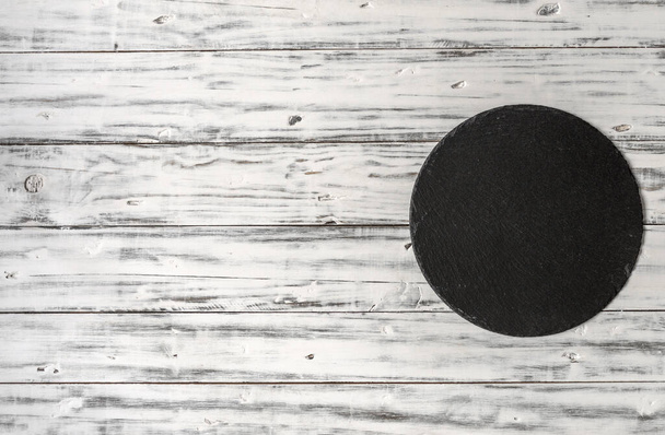 Fondo de fondo vintage de madera blanca retro con patrón antiguo y pizarra negra
. - Foto, Imagen