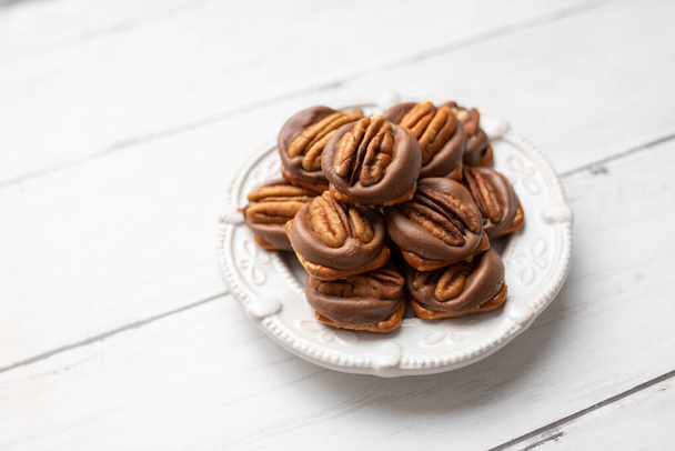 Pretzel Bites with Chocolate Caramel and Pecan - Foto, Bild
