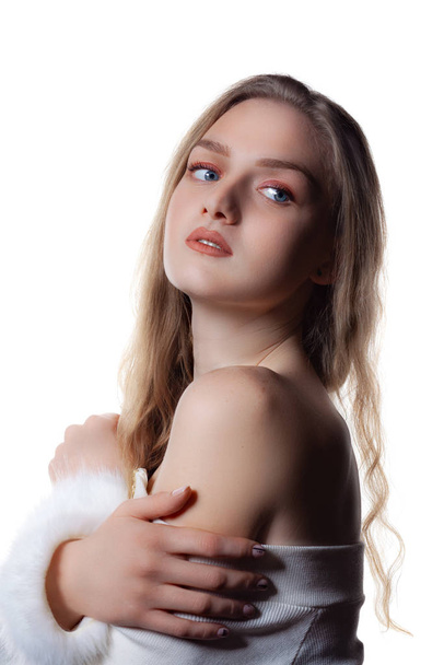 Retrato de hermosa modelo femenina rubia sobre fondo blanco
. - Foto, Imagen