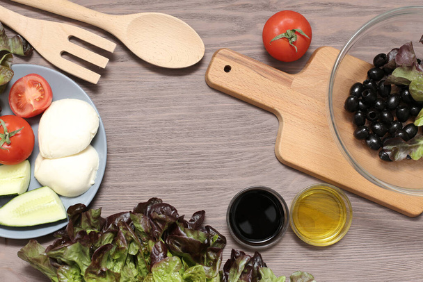 Salad mozzarella cheese tomatoes balsamic vinegar olive oil on a - Foto, Imagem