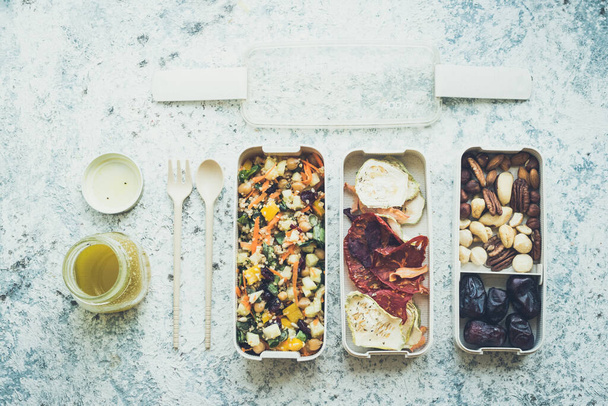 Delicious vegetarian quinoa salad in lunch box - Foto, Bild