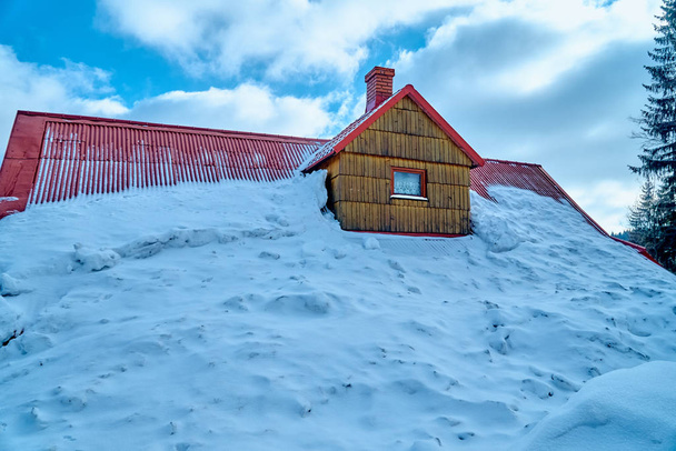 Sterke echte winter in het zuiden van Polen - veel sneeuw - het woongebouw is bedekt met sneeuw helemaal naar het dak - een grote sneeuwstorm - wachten tot de lente - Foto, afbeelding