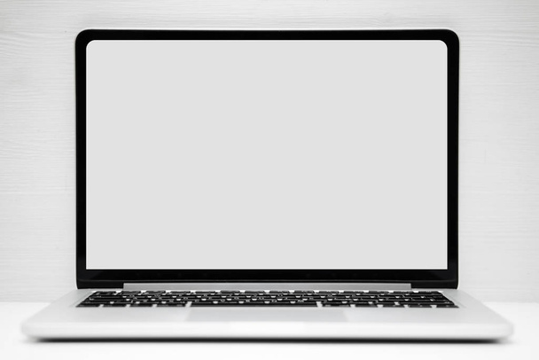 Zilveren laptop met plaats voor mock up, kopieer ruimte op een witte achtergrond. - Foto, afbeelding