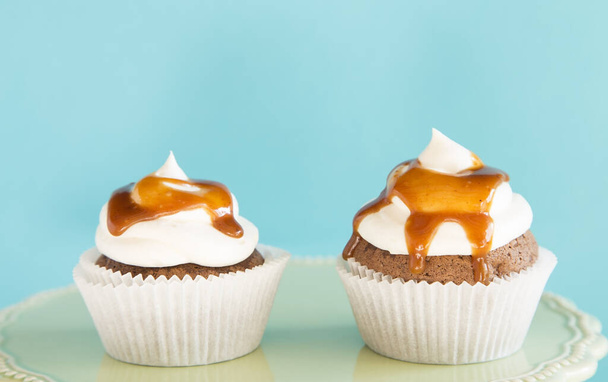 Caramel cupcakes - Фото, изображение