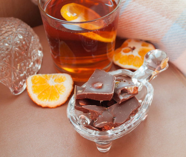 tè invernale con tè al limone e cioccolato
 - Foto, immagini