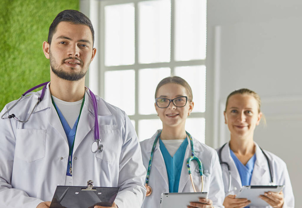 Портрет групи усміхнених колег по лікарні, що стоять разом
 - Фото, зображення