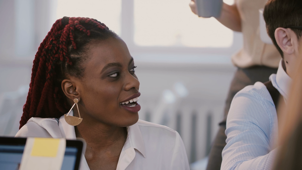 Giovane donna dirigente aziendale afroamericana professionale sorridente positiva alla riunione di squadra, assistente porta il caffè
. - Filmati, video