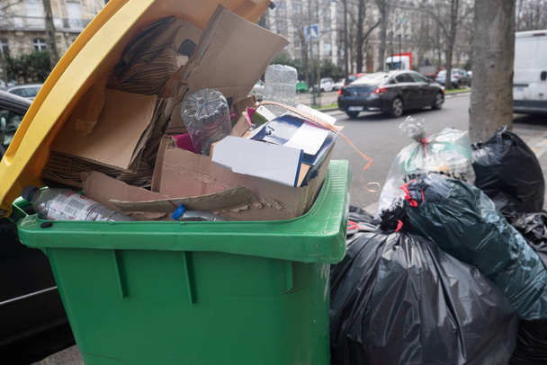 Paris, 4 February 2020. Accumulation of garbage in Paris after the blockade of waste incineration sites - Foto, Imagem