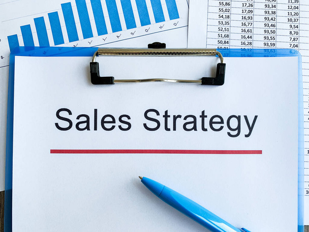 Документ со стратегией продаж, вид сверху
 - Фото, изображение