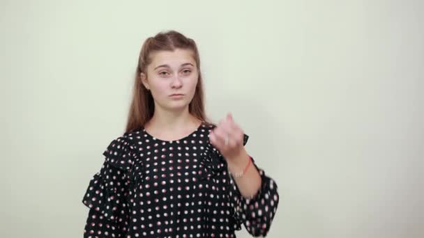 dziewczyna pokazuje jej pięści w żart grozi ostrzeżenia - Materiał filmowy, wideo