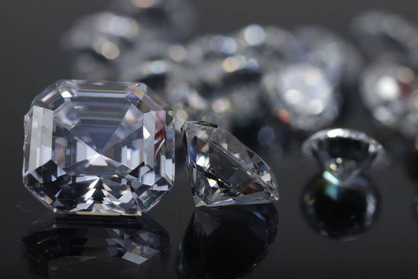 ジュエリーのための美しい鮮やかな結晶ジルコニアダイヤモンドビーズのクローズアップ  - 写真・画像