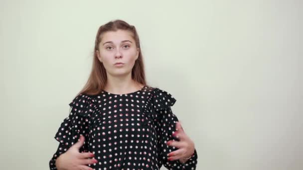meisje verrast getroffen reageert breed houden van de handpalmen van haar handen omhoog - Video