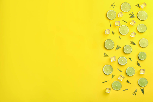Lemonade layout with juicy lime slices, rosemary and ice cubes o - Foto, Imagem