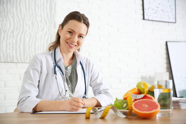 Female nutritionist working at desk in office - Foto, afbeelding