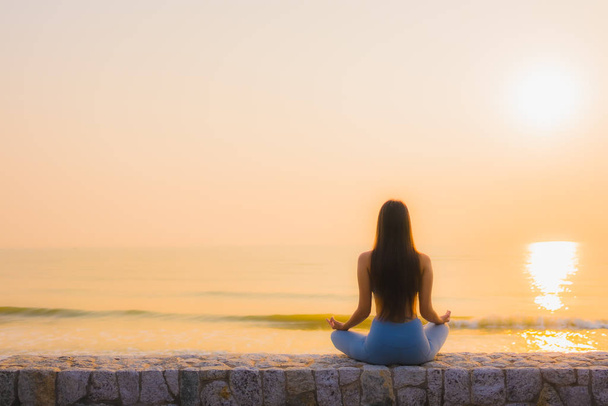Portrét mladá asijská žena dělat meditaci kolem moře pláž oceán  - Fotografie, Obrázek