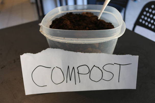 Kuva säiliö käytettyjen kahvinporoja kyltti, jossa lukee komposti - Valokuva, kuva