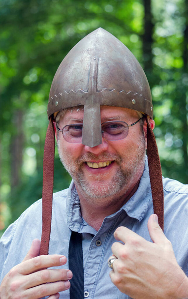 muž ve středověké helmě - Fotografie, Obrázek