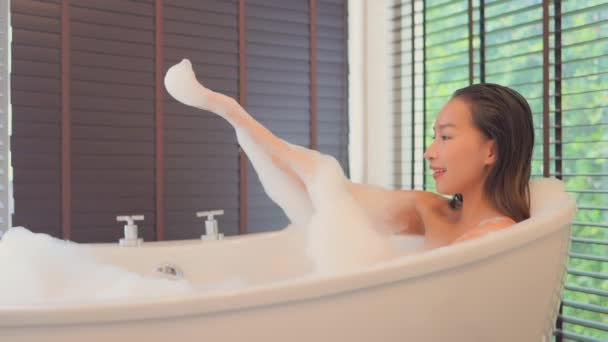 zdjęcia pięknej Azji kobieta biorąc kąpiel z bańki mydlane - Materiał filmowy, wideo