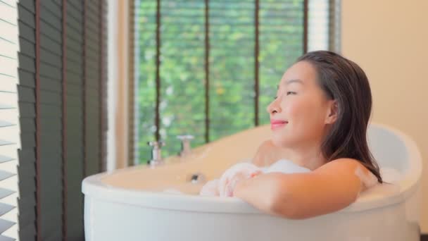 Кадри прекрасної азіатської жінки, що купається з мильними бульбашками. - Кадри, відео
