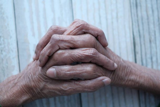 starší ženy ruka na stole, 70 let  - Fotografie, Obrázek