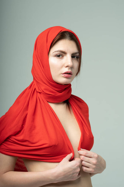 Portret van een meisje in een rode sjaal in de Studio - Foto, afbeelding