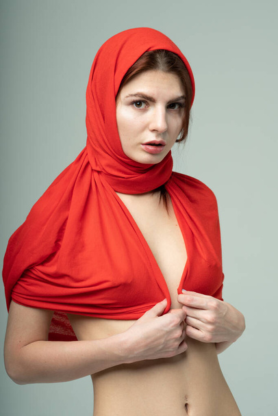 stüdyoda kırmızı bir eşarp bir kız portresi - Fotoğraf, Görsel