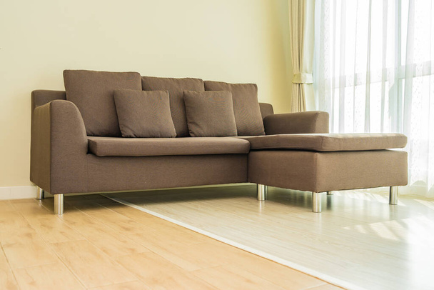 Almohada en la decoración del sofá interior de la sala de estar - Foto, imagen