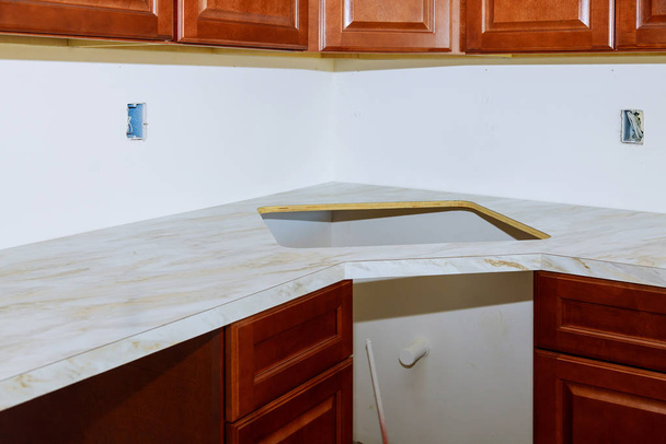 Het installeren van nieuwe laminaat keukenaanrecht top - Foto, afbeelding