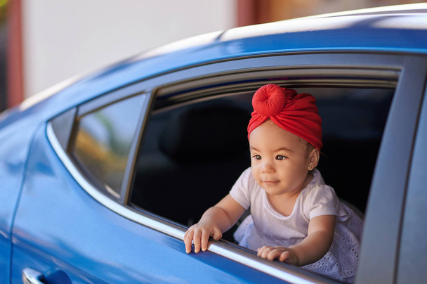 Bébé fille mignonne en voiture bleue
 - Photo, image