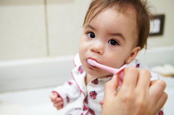Petite fille mignonne se brossant les dents
 - Photo, image