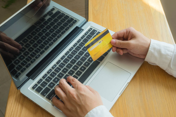 Utilisation de cartes de crédit pour des achats en ligne ou des produits demandés
. - Photo, image