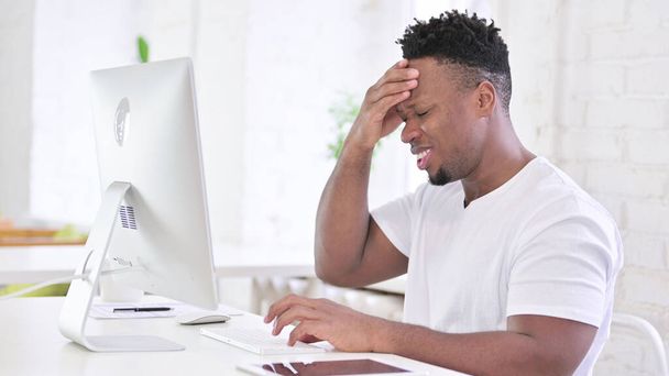 Müder Afrikaner mit Kopfschmerzen im Büro - Foto, Bild
