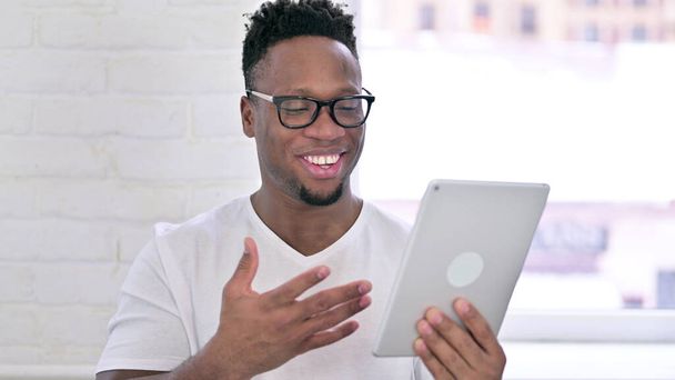 Ritratto di Uomo Africano Casuale che fa Video Chat su Tablet - Foto, immagini