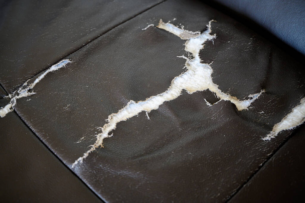 Старая кожаная обложка, порванная кожаная обложка, поврежденный кожаный диван
 - Фото, изображение
