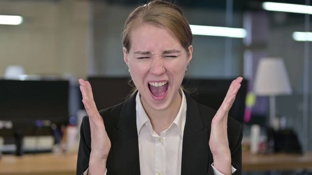 Ritratto di giovane donna d'affari arrabbiata che grida
 - Foto, immagini