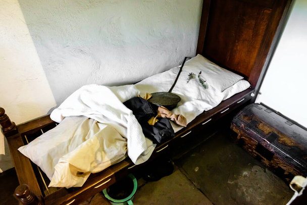 Dormitorio sucio y sucio dentro de una casa de campo
 - Foto, imagen